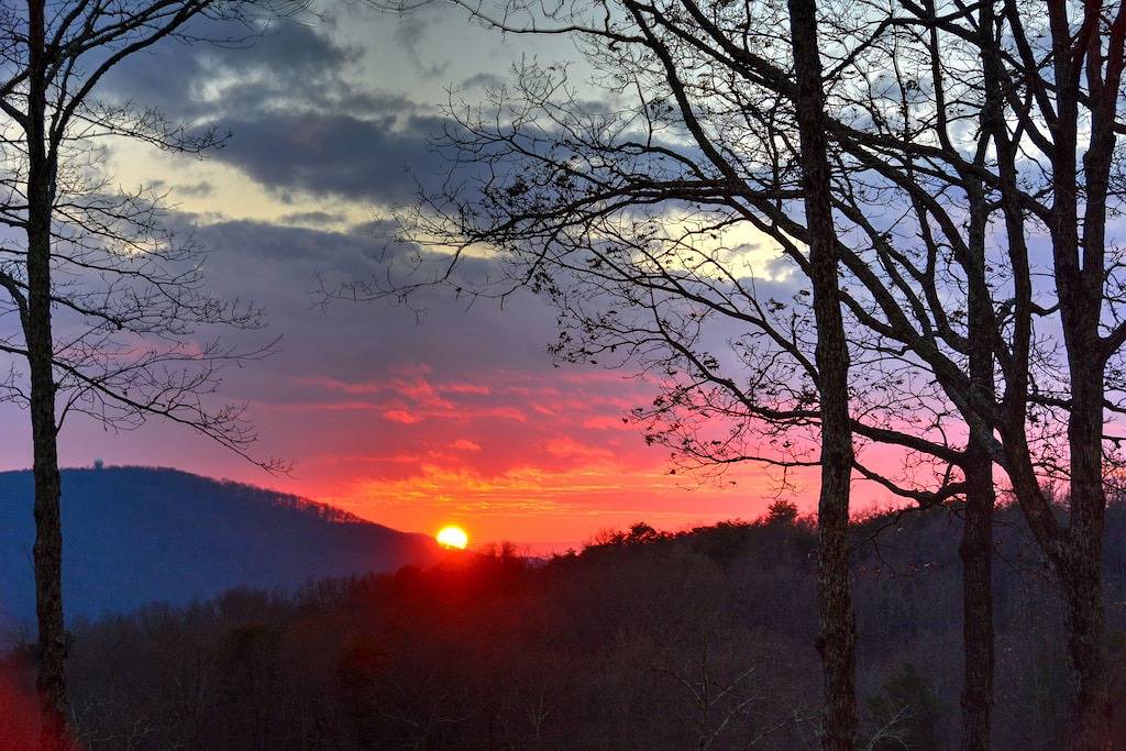 Cozy Mountain Top Cabin, Nähe Golfplatz, Haustiere erlaubt, tolle Sonnenuntergänge und Ansichten in Cumberland County (TN)