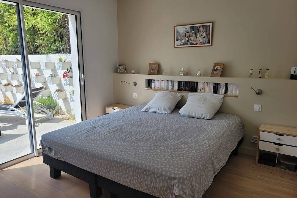 Pleasant house sleeps 10 with swimming pool and air conditioning, ideal for a family or group of friends. in Mérignac, Bordeaux region