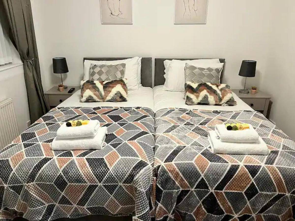 House Sleeps 6 with Enclosed Garden in Merseyside