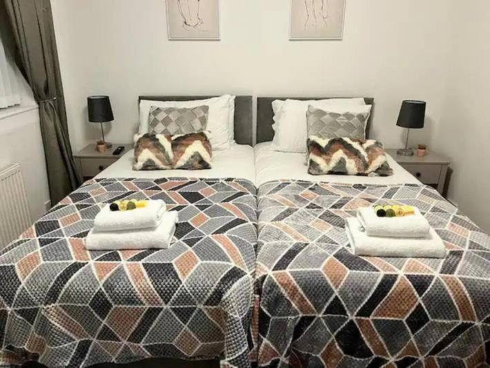 House Sleeps 6 with Enclosed Garden in Merseyside