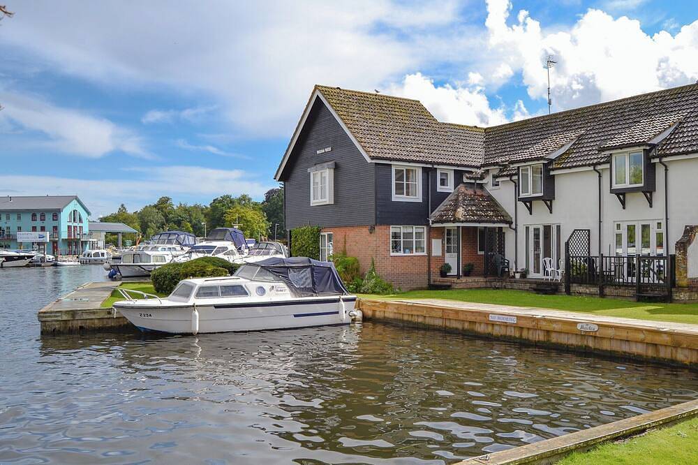 Ideal for a couple or small family wishing to discover the Norfolk Broads. in Wroxham, The Broads