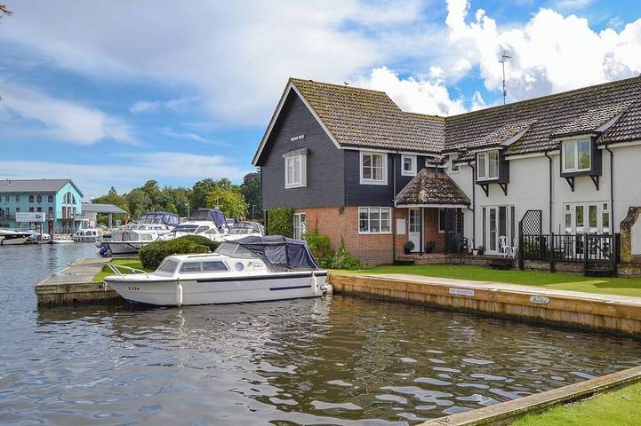 Log cabin for 2 people, with garden in Wroxham