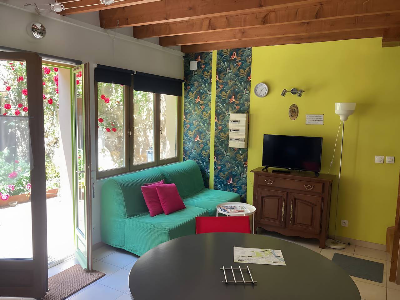 Holiday Home “La Maisonnette” with Shared Terrace, Communal Garden and Wi-Fi in Les Andelys, Les Andelys region