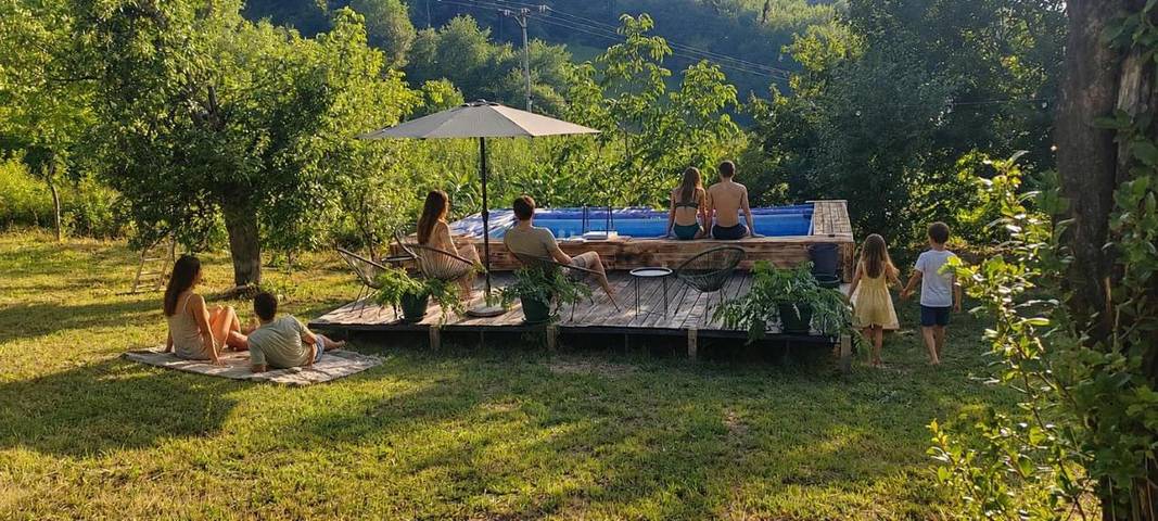 Location de vacances pour 4 personnes, avec piscine ainsi que vue et jardin à Kosjerić - 2