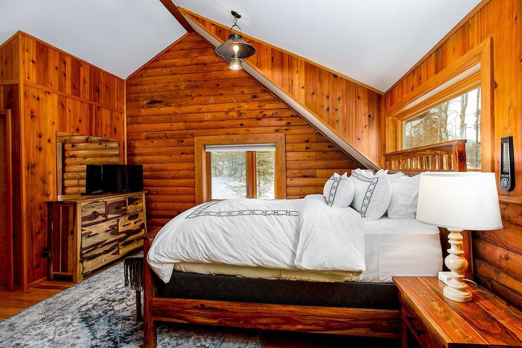 Gorgeous cabin home with private hot tub, private washer/dryer, & gas fireplace in Anchorage, Alaska