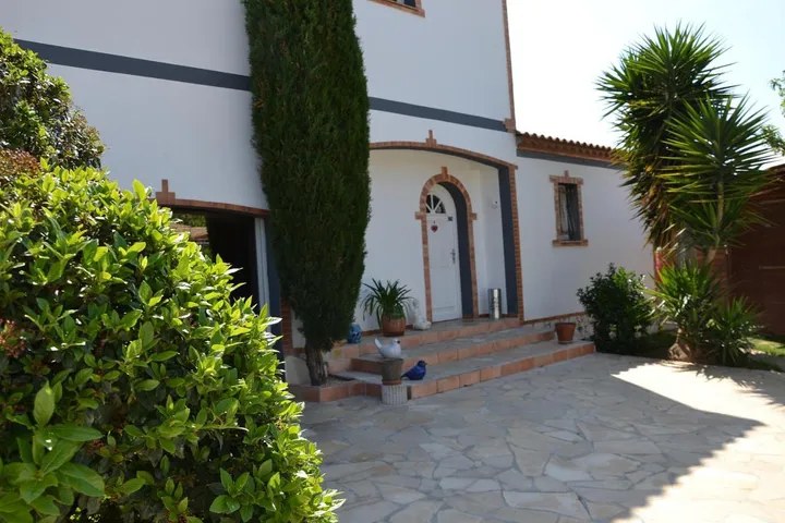 Alojamiento y desayuno para 4 personas, con vistas y jardín además de piscina y terraza - 1
