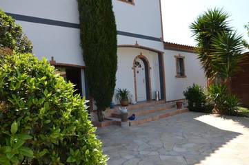 Chambre d’hôte pour 4 personnes, avec terrasse et piscine ainsi que vue et jardin à Villeneuve-lès-Béziers
