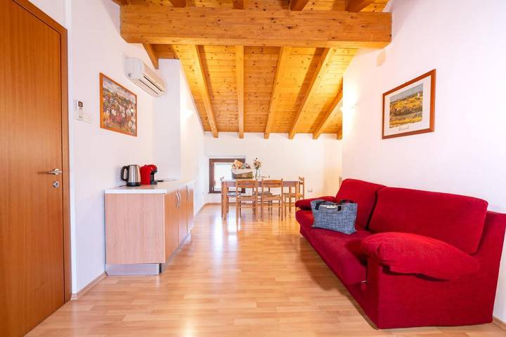 Appartamento per 4 persone, con sauna e giardino nonché piscina e panorama, con animali domestici a Valeggio sul Mincio