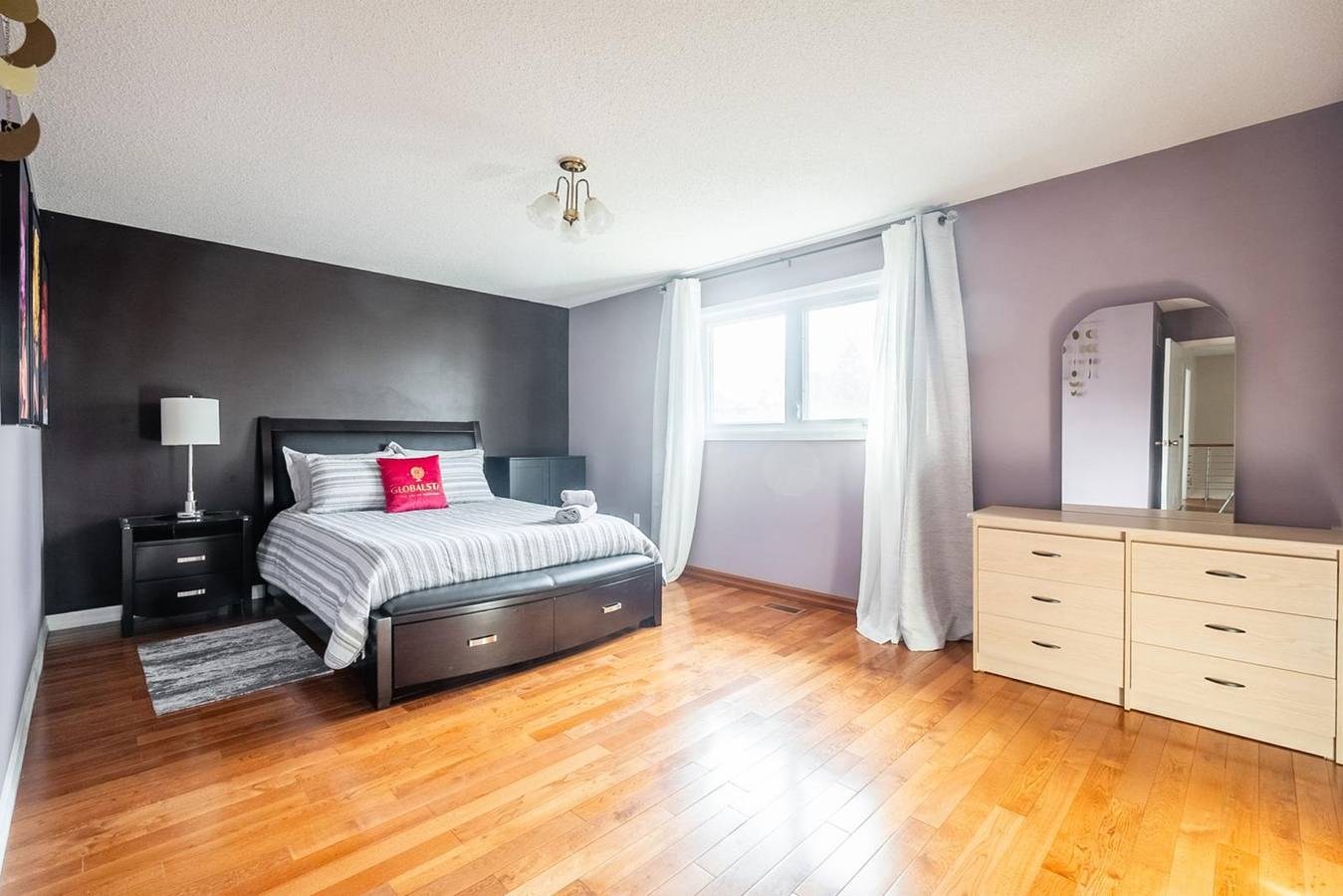Entire apartment, Oakville. Sunny 1Br Basement - Basement in Oakville, Lake Ontario (Canada)