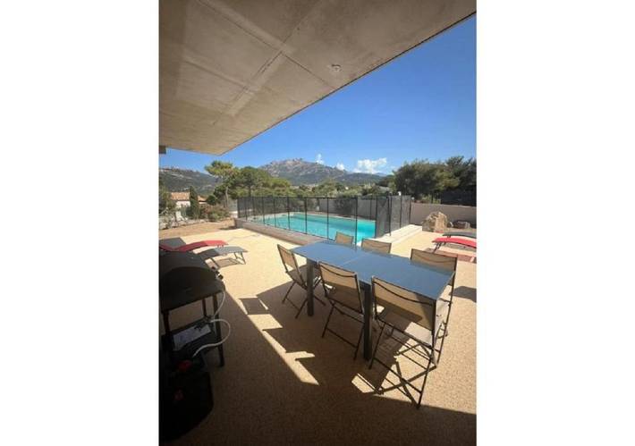 Villa pour 6 personnes, avec vue ainsi que piscine et jardin à Lumio