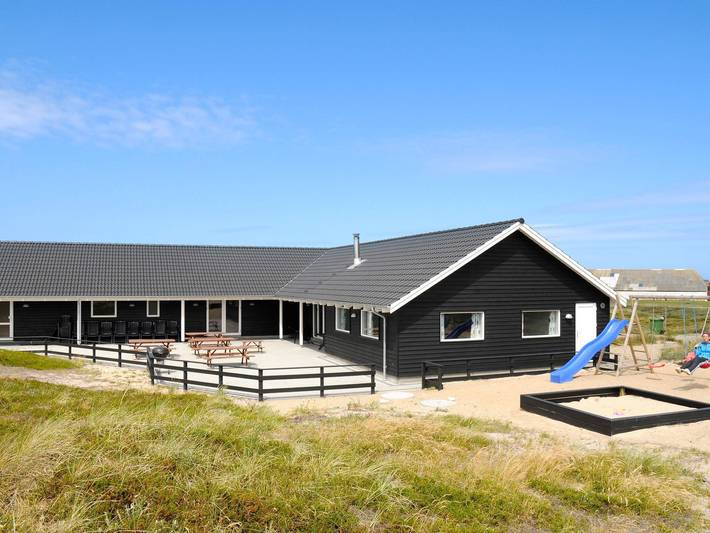 Ferieudlejning for 24 personer, med Terrasse og Pool samt Sauna i Harboøre