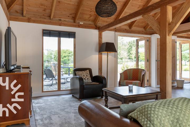 Ganze Wohnung, Ländliches 2-Personen-Ferienhaus mit großer Terrasse und hot tub in Sint-Jansklooster in Sint Jansklooster, Nationalpark Weerribben-Wieden