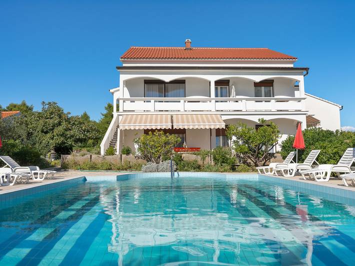 Ferienwohnung für 4 Personen, mit Balkon und Terrasse sowie Garten auf Vir