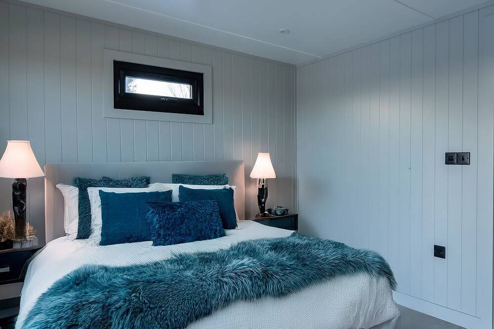 Lovebird Lodge, pet friendly, with hot tub in Yarm in Yarm, Stockton-on-Tees