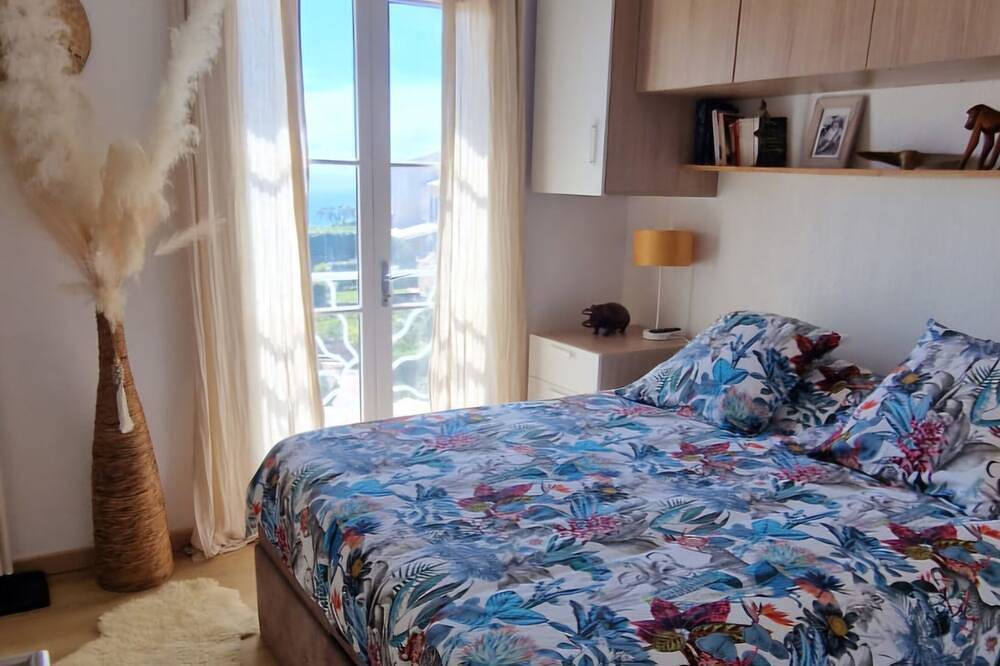 Lovely renovated south-facing villa with sea view in Le Dramont, Saint-Raphaël
