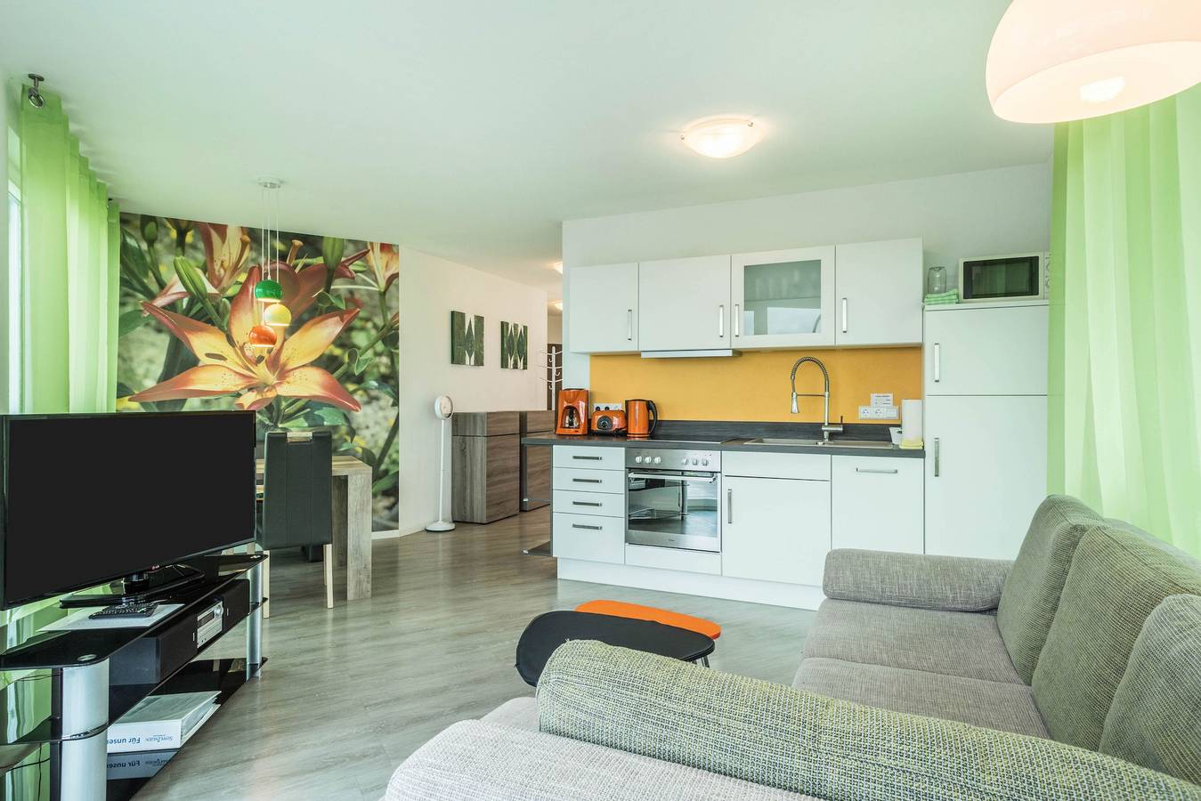 Ganze Wohnung, Fantastische Ferienwohnung "Lilie" mit großem Balkon ( Segelüberdachung ) Traumhafter Seesicht in Sipplingen, Region Bodensee-Oberschwaben