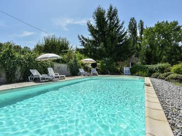 Gîte pour 3 personnes, avec terrasse ainsi que jardin et piscine, adapté aux familles à Loubejac