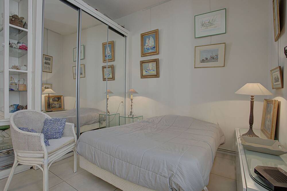 Entire apartment, In small private hotel in the city center, 45m2 apartment in Perpignan, Côte d'Améthyste