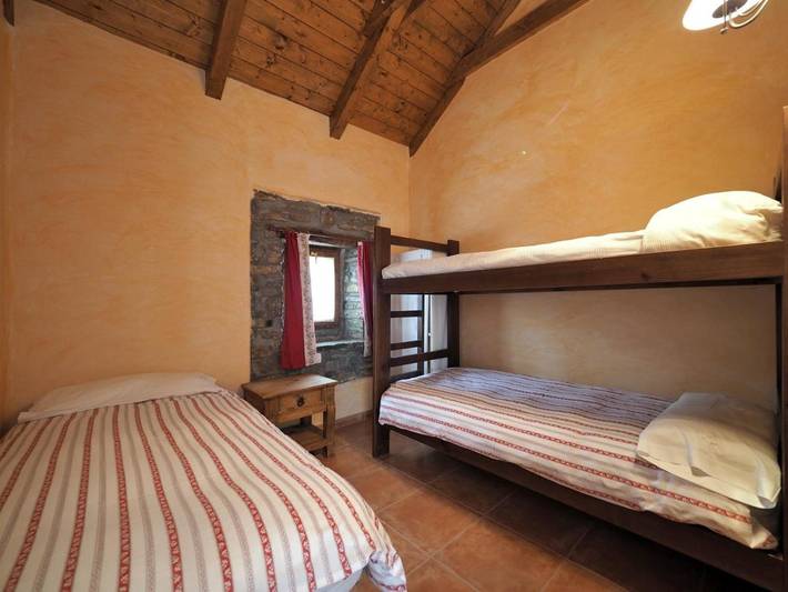 Casa rural para 5 personas, con vistas además de piscina y jardín en Sobrarbe - 4