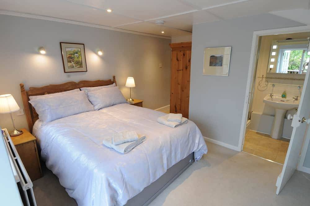 Classic-Cottage-Private Bathroom-Countryside view in Charmouth, Dorset