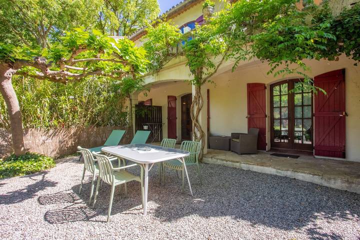 Domaine Saint Amour – Gîte Au Lac: 2 ettari con lago, cascata e piscina a sfioro in Trans-en-Provence, Draguignan e dintorni
