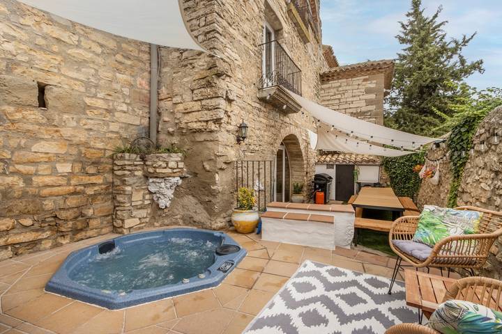 Casa rural para 18 personas, con jacuzzi y jardín en Provincia de Lleida