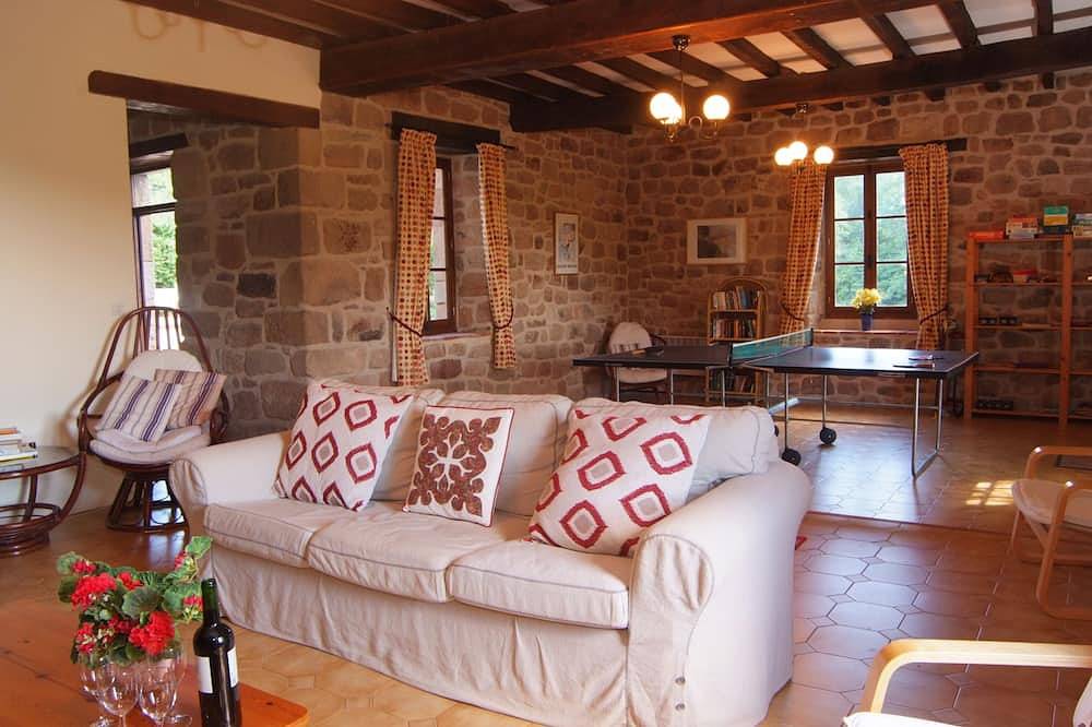 Beautiful restored farmhouse with pool in South West France, very priv in Penne (France), Région d'Albi