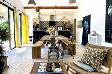 Vacation Rental for 8 Guests in Lauris, Parc naturel régional du Luberon, Picture 1
