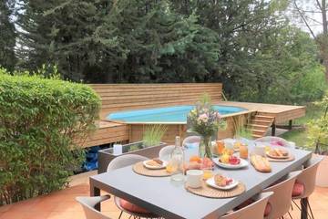 Location de vacances pour 6 personnes, avec jardin et piscine à Cruis