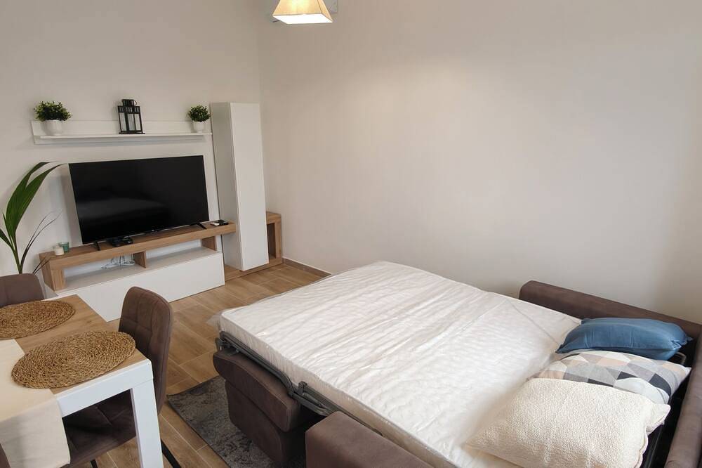 Entire apartment, Renovated apartment with garden 20 steps from the sea and 200mt from the center. in Ladispoli, Rome Province