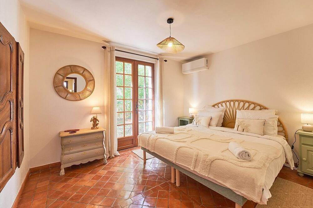 Appartement entier, Charme Provençal Les Amandiers Piscine & Animaux in Solliès-Toucas, Côte méditerranéenne (France)