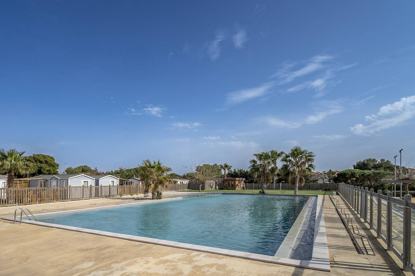 Chez Claude - avec piscine partagée, terrasse privée et climatisation in Port-la-Nouvelle, Région de Narbonne