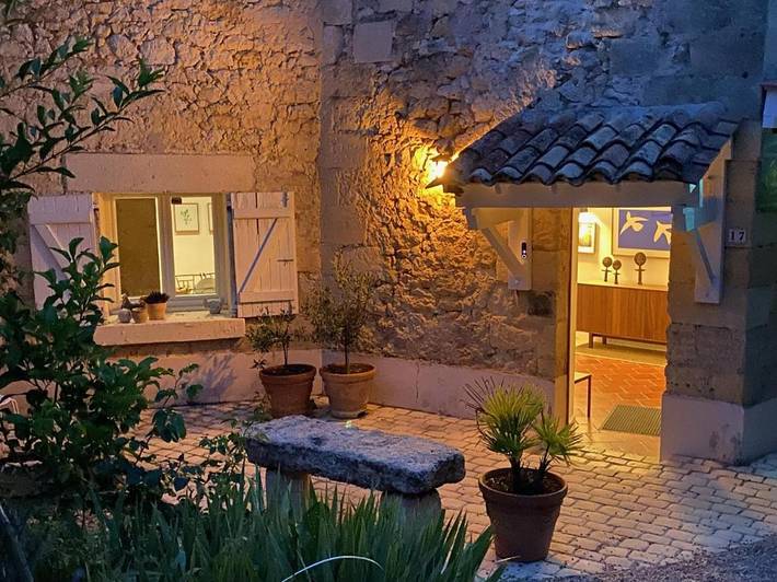 Location de vacances pour 2 personnes, avec Terrasse et Jardin ainsi que Piscine et Vue à Saint-Pey-de-Castets