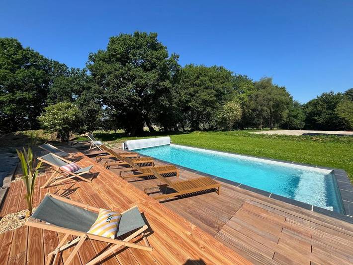 Location de vacances pour 11 personnes, avec Terrasse ainsi que Jardin et Piscine à Neulliac