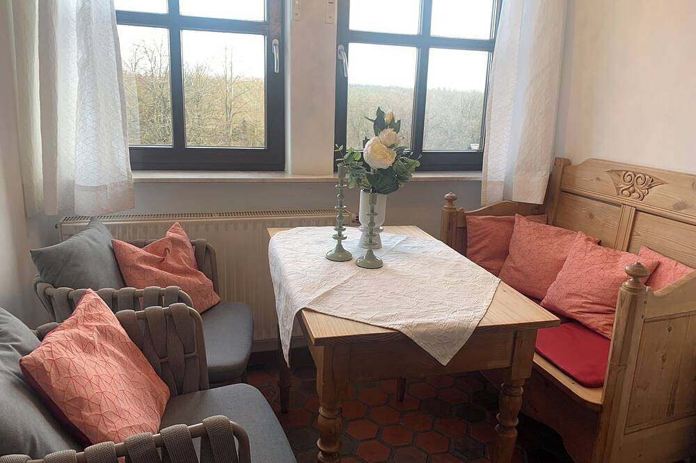Ganze Wohnung, Ferienwohnung mit Rundum-Wohlgefühl - Blick in den wunderschönen Garten in Sommerach, Fränkisches Weinland