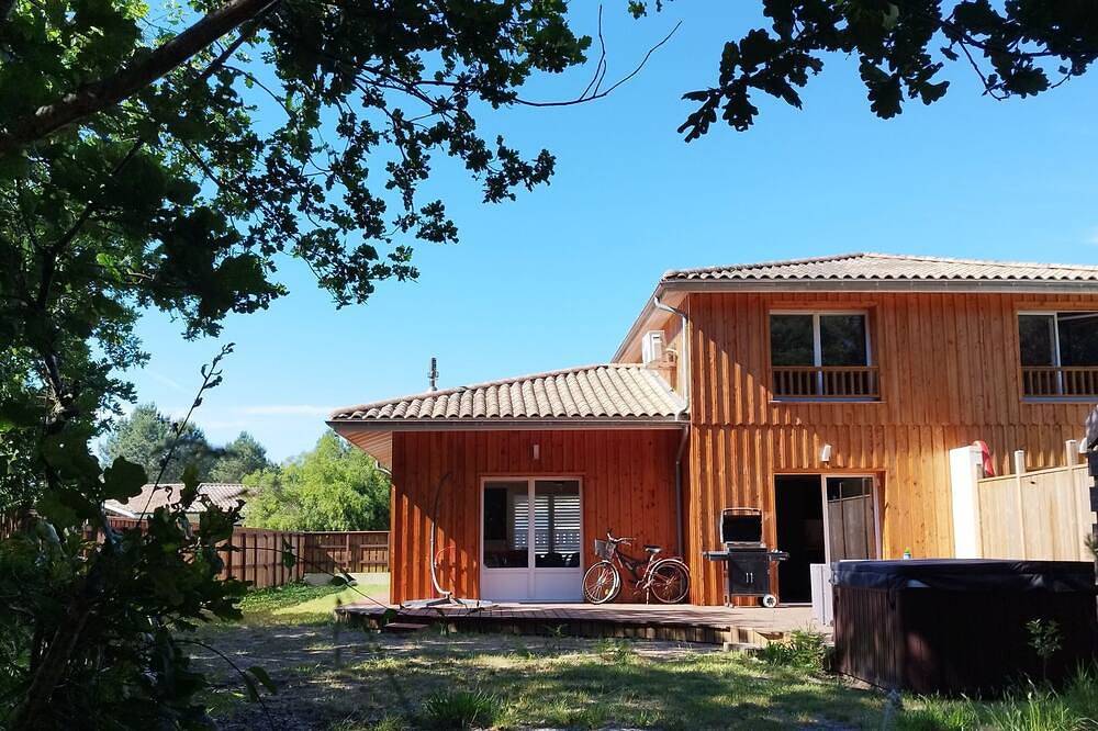 Pretty new house on the edge of a forest with its own private Spa, 7 minutes from the beach! in Lège-Cap-Ferret, Arcachon region