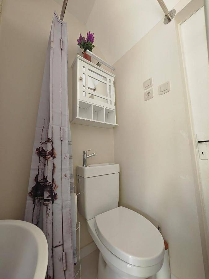 Appartement de vacances entier, Micro studette indépendante non-fumeur, 10 m2, 45 min de Paris, sanitaires dans la même pièce que le couchage sans cloison, Wifi, kitchenette, mini terrasse, jardin, canapé lit 120x180 cm, gabarit léger, non adapté aux attentes hôtelières in Savigny-le-Temple, Seine-et-Marne