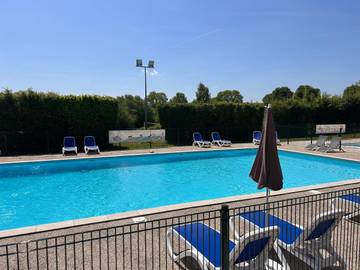 Camping pour 4 personnes, avec terrasse ainsi que piscine et vue en Bourgogne-Franche-Comté