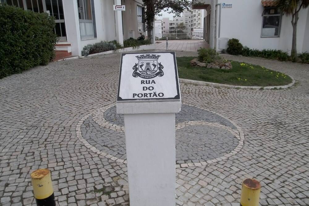 Apartamento entero, T2 Agradable y Acogedor: 5 Minutos a pie de la Playa, en una Zona Céntrica in Quarteira, Distrito de Faro