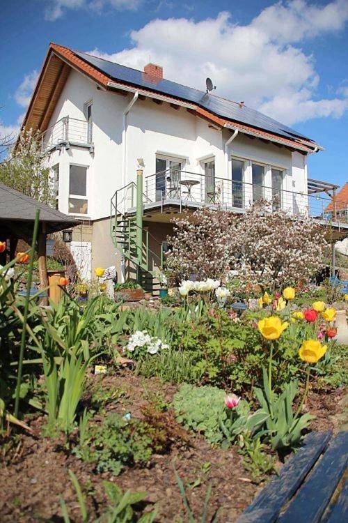 Ferienwohnung für 3 Personen, mit Terrasse und Garten sowie Ausblick in Kreischa