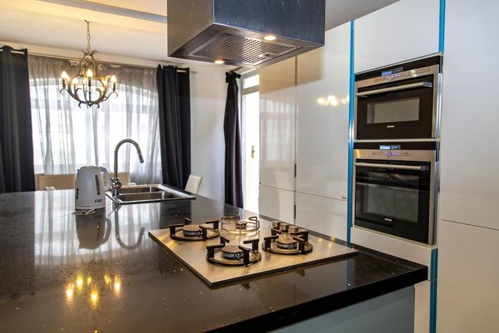 Gîte pour 8 personnes, avec jardin et piscine dans Qawra - 4