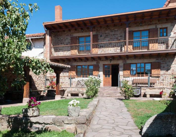 Country House 'Vielba' with Mountain View, Private Terrace and Wi-Fi in Barruelo de Santullán, Cordillera Cantábrica