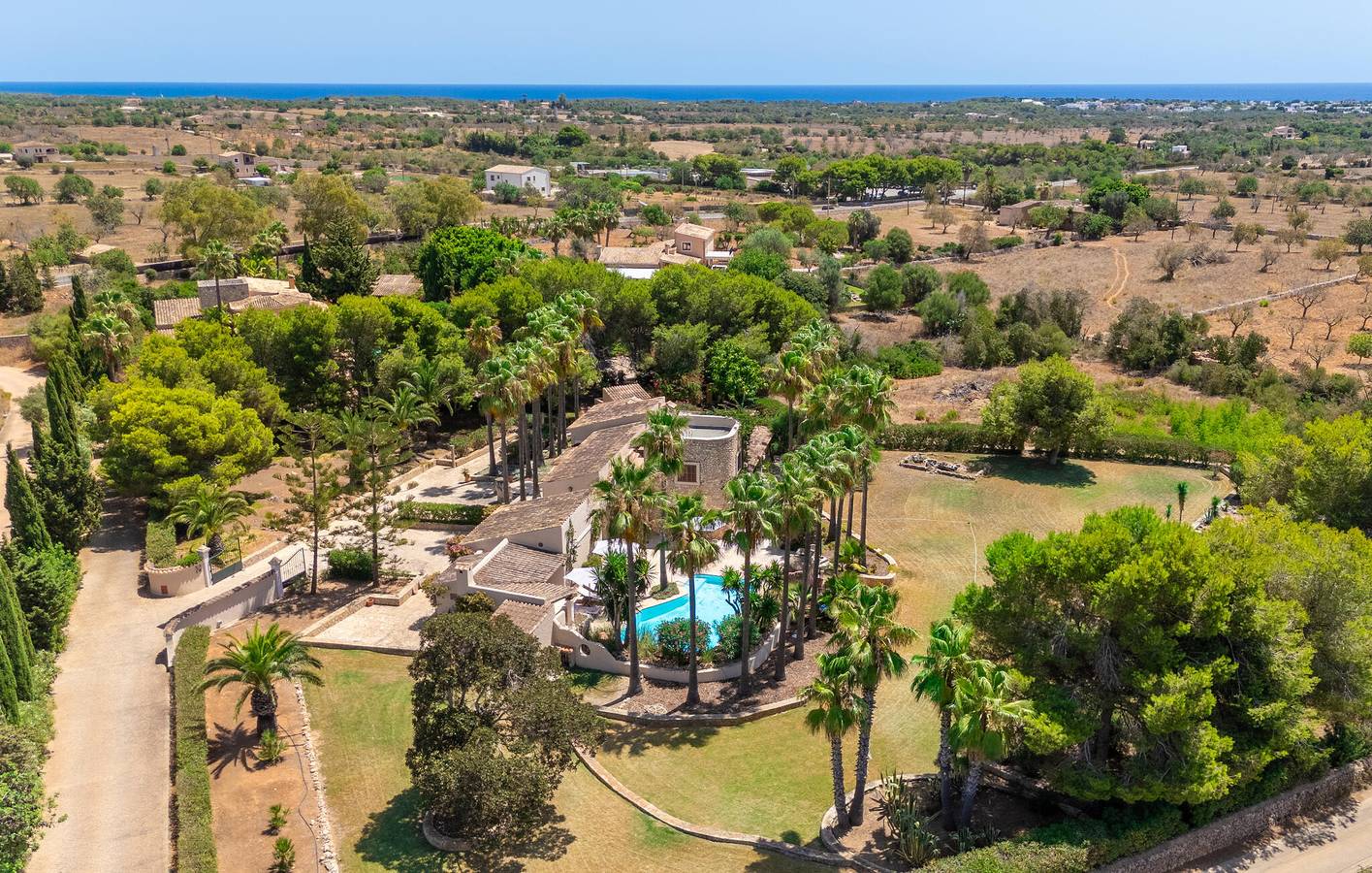 Tropischer Rückzugsort mit Pool und Terrasse: 2,5 km zum Strand Cala Ferrera in Cala d'Or, Santanyí