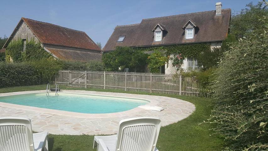Gîte pour 10 personnes, avec piscine ainsi que vue et jardin à Sennevières
