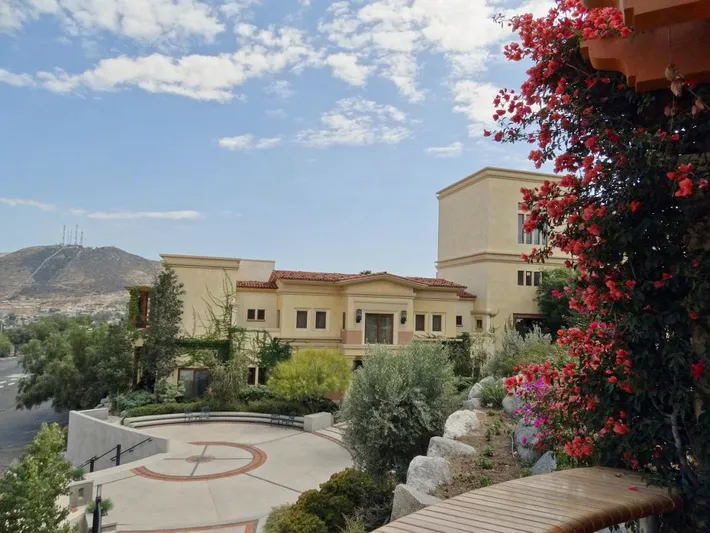 Hotel para 2 personas, con vistas además de piscina y jardín - 1