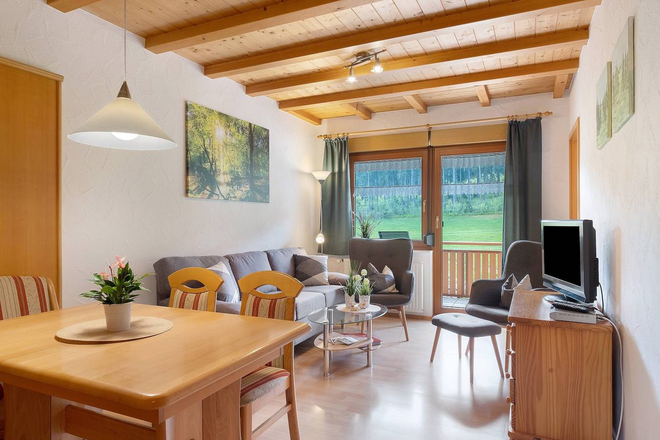 Entire apartment, Holiday Apartment 'West' with Shared Terrace, Shared Garden and Balcony in Schollach (Eisenbach), Eisenbach