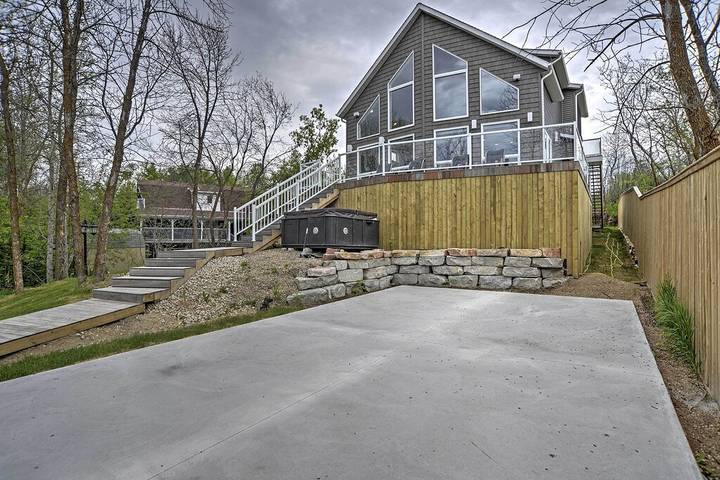 Cabin rentals and lodges for 8 people, with hot tub and balcony as well as garden, with pets in Saskatchewan