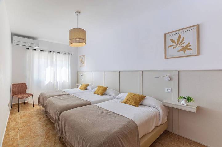 Appartement de vacances pour 9 personnes, avec terrasse ainsi que jardin et piscine - 1
