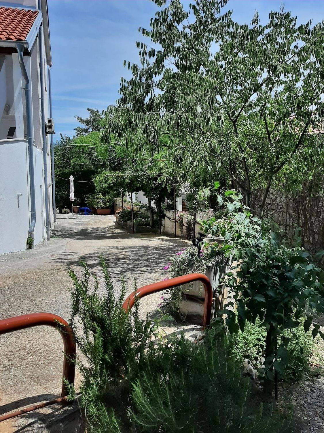 Ganze Wohnung, 2-Zimmer-Ferienwohnung mit Terrasse und Meerblick Cizici, Krk A-15415-b in Čižići, Krk