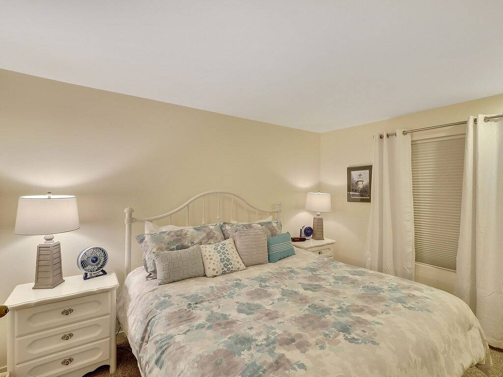 Ganze Wohnung, Ewi 103 | Lake Charlevoix Views | Downtown Charlevoix | Pool, Hot Tub, Sauna in Charlevoix, Charlevoix County